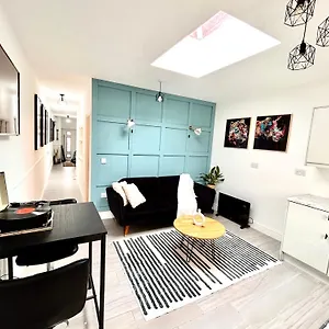  Apartment Vibrant 2 Bedroom Flat With Secure Private Parking