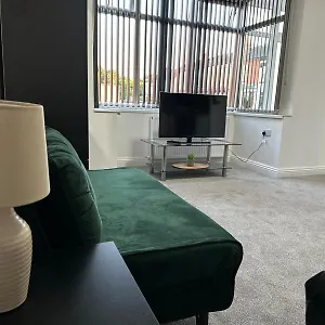  Apartment Shm Ensuite Great For Long Term & Short 15 Min Drive To Centre & Airport 5 Min Walk To Shops And Train Station 10 Mins To High Street
